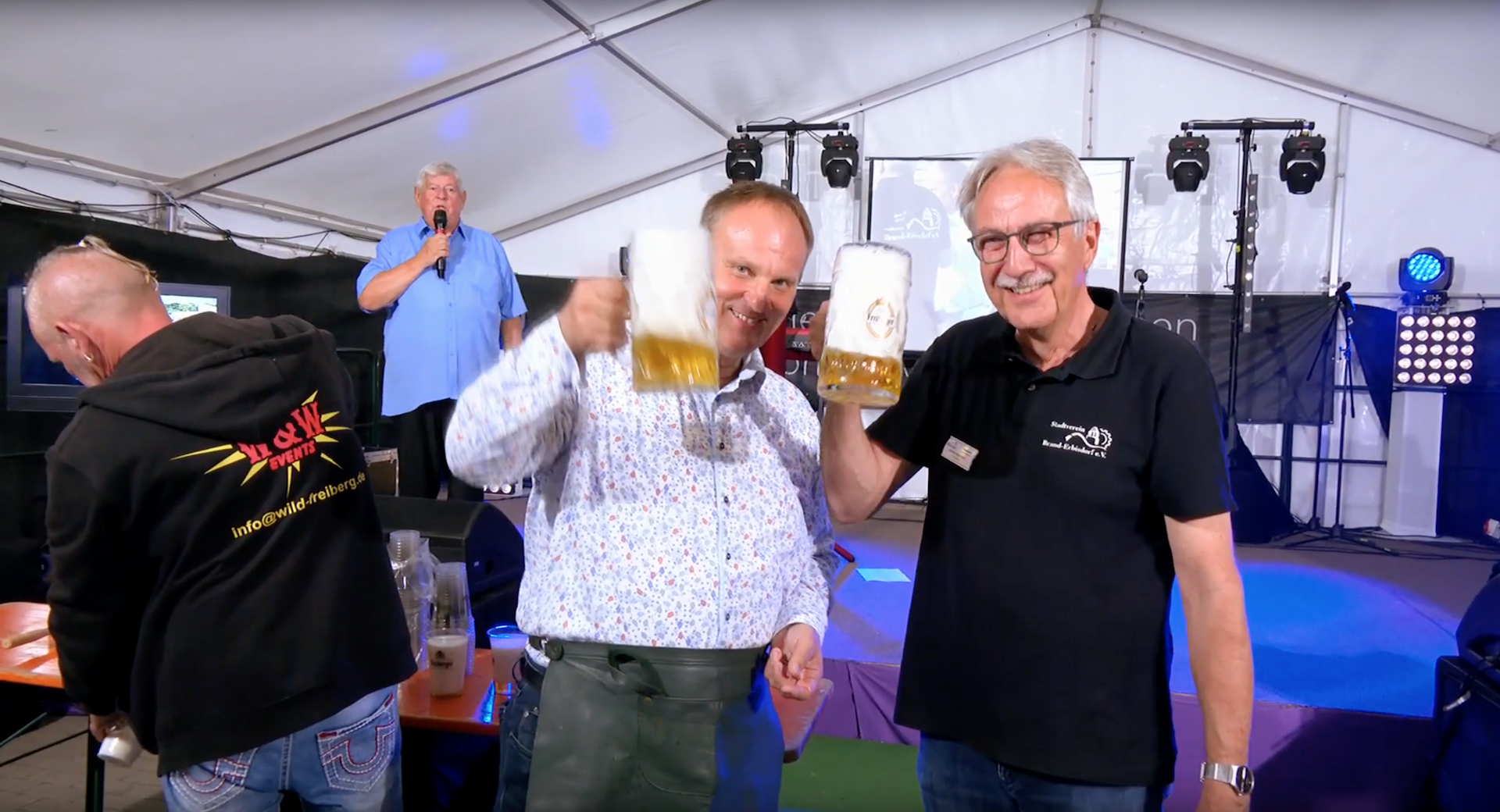 Dr. Martin Antonow - Stadt Brand-Erbisdorf - und der Vorsitzende des Stadtvereins beim Bieranstich